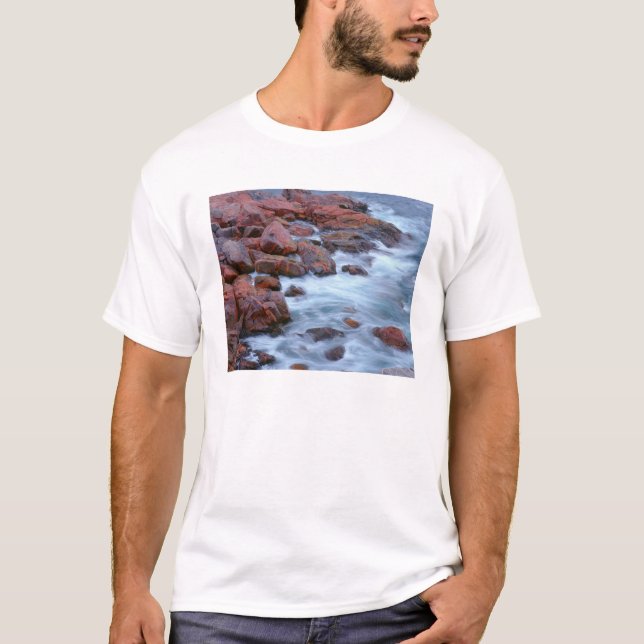 Klippig strand med vatten, Kanada T-shirt (Framsida)