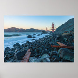 Klippig strand och Golden Gate-bron Poster
