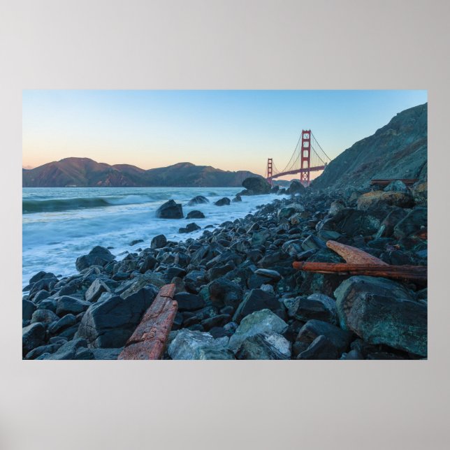 Klippig strand och Golden Gate-bron Poster (Framsidan)