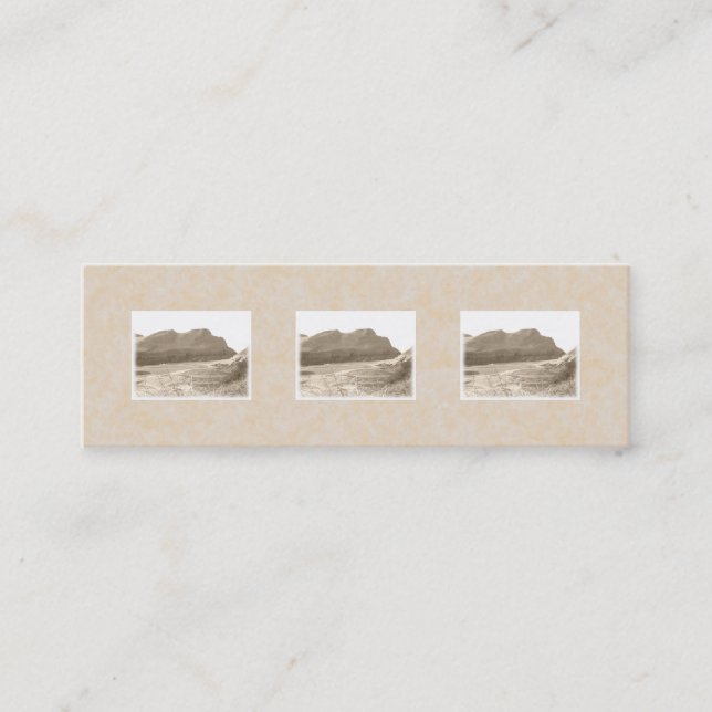 Klippor i sepiafärg. På beige bakgrund Mini Visitkort (Framsida)