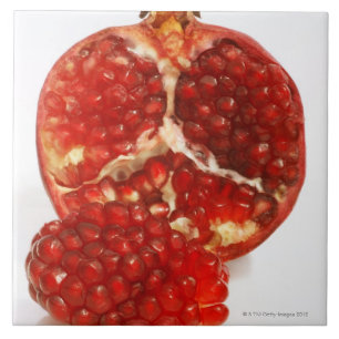 Klippte halvan en mogen pomegranate till blottan kakelplatta