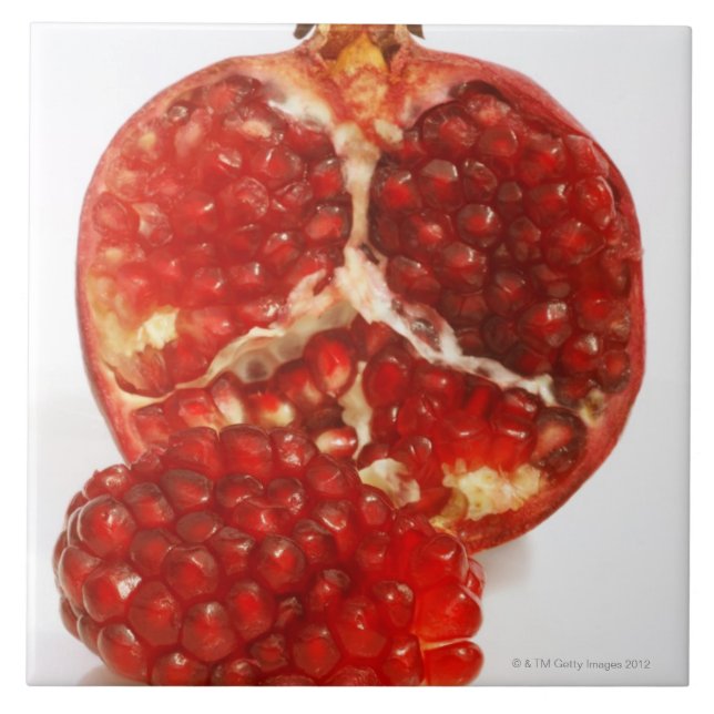 Klippte halvan en mogen pomegranate till blottan kakelplatta (Framsidan)