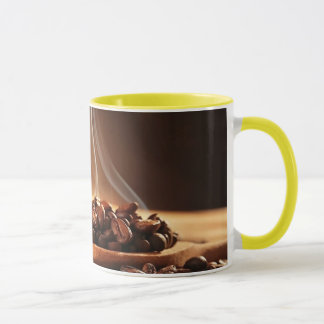 Klistermärke med ångande kaffebönor för kaffekopps mugg