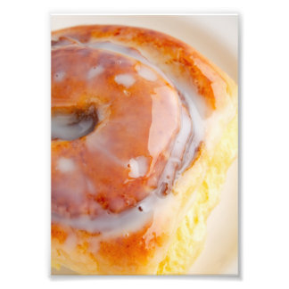 Klistrig Cinnamonbulle med glasyr - Efterrätisfoto Fototryck