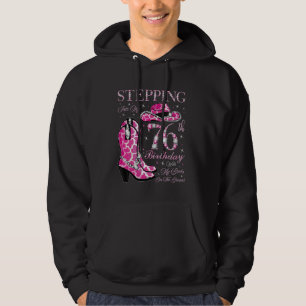 Kliver In I Min 76-årsdag Med Mina Stövlar På Hoodie