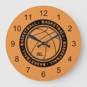 Klocka för basketmonogram på väggen
