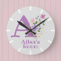 Klocka i blomsterdesign med namn Ailsa & initial