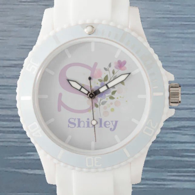 Klocka i blomsterdesign med namn och initial (Skapare uppladdad)