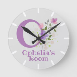 Klocka i blomsterdesign med namn Ophelia & initial