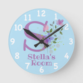 Klocka i blomsterdesign med namn Stella & initial