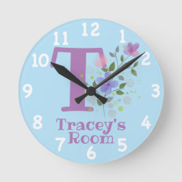 Klocka i blomsterdesign med namn Tracey & initial
