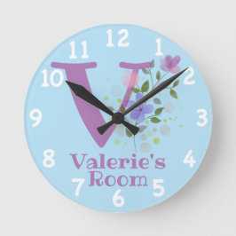 Klocka i blomsterdesign med namn Valerie & initial