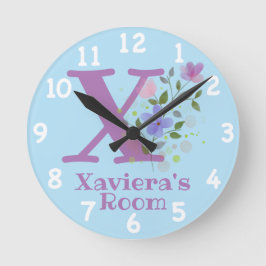 Klocka i blomsterdesign med namn Xaviera & initial