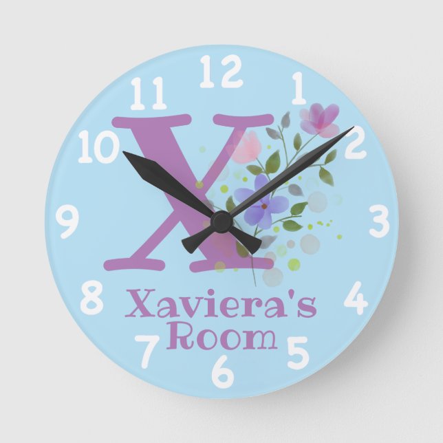 Klocka i blomsterdesign med namn Xaviera & initial (Framsida)