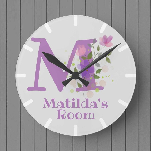Klocka i en Blommigt design med Namn Matilda (Skapare uppladdad)