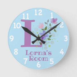 Klocka i en blomsterdesign med namn Lorna & initia