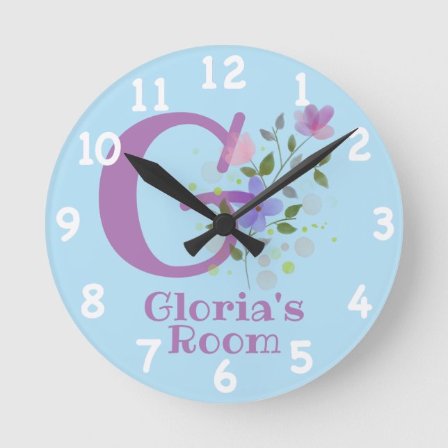 Klocka i en blomsterdesign med namn och initial (Framsida)