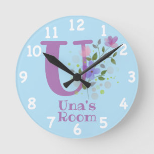 Klocka i en blomsterdesign med namn och initial