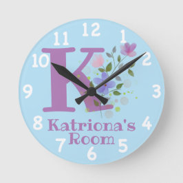 Klocka i en blomsterdesign med namn och initial