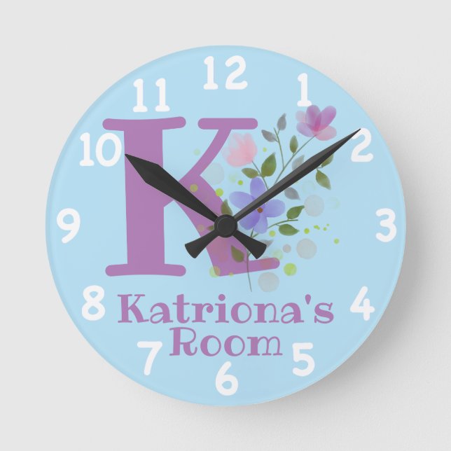 Klocka i en blomsterdesign med namn och initial (Framsida)