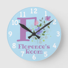 Klocka i en blomsterdesign med namn och initial