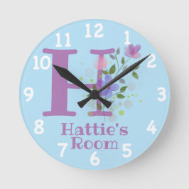 Klocka i en blomsterdesign med namn och initial