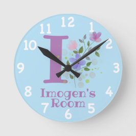 Klocka i en blomsterdesign med namn och initial