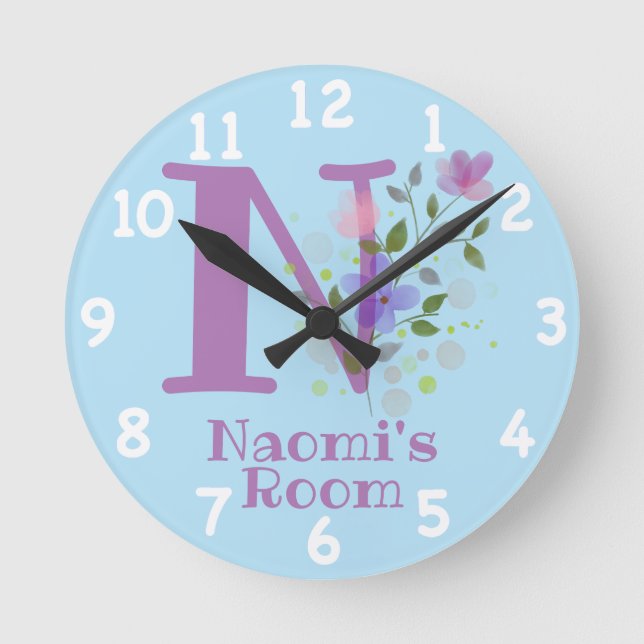 Klocka i en blomsterdesign med namn och initial (Framsida)