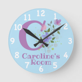 Klocka i en blomsterdesign med namn och initial