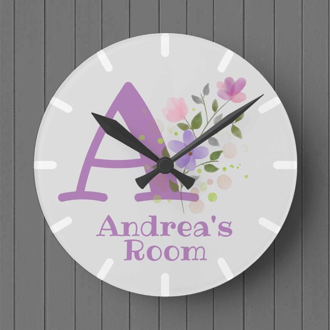 Klocka i en blomsterdesign med namnet Andrea (Skapare uppladdad)