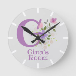 Klocka i en blomsterdesign med namnet Gina & initi