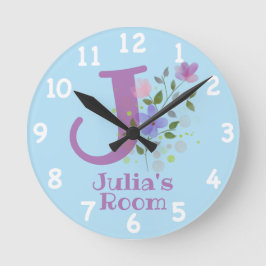 Klocka i en blomsterdesign med namnet Julia & init