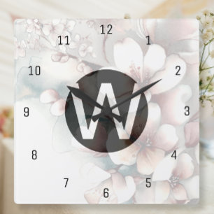 Klocka med körsbärsblommonogram på väggen