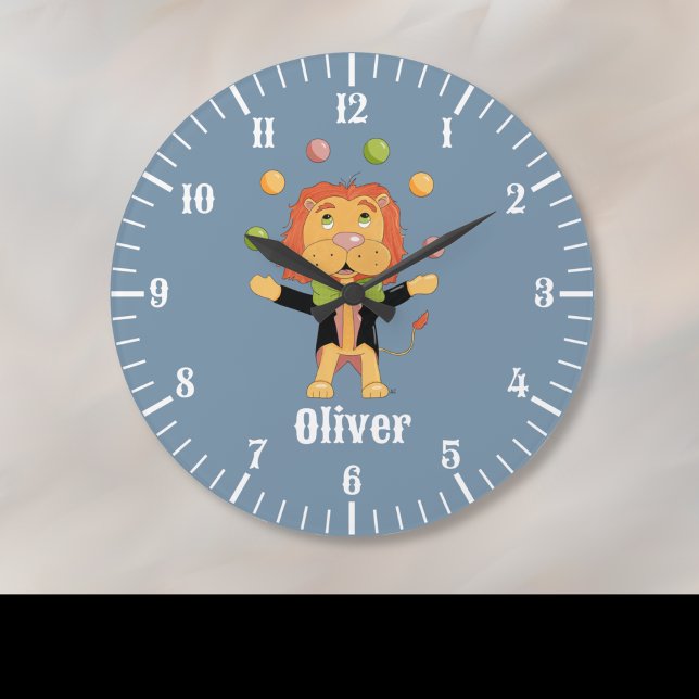 Klocka med lejon som jonglerar blå väggklocka (Cute clock personalized with a kid's name featuring a circus lion juggling some balls )