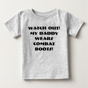 Klocka ut! Min pappa ha på sig stridkängor! T-shirt