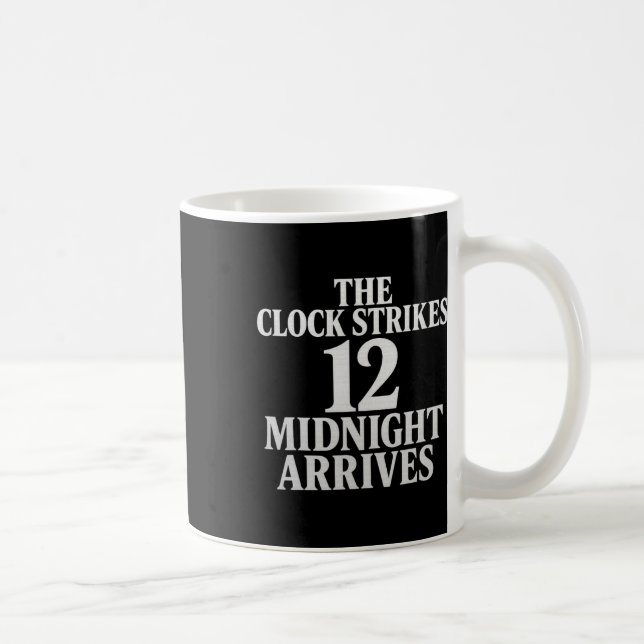 Klockan slår 12 midnatt anländer meme kaffemugg (Höger)