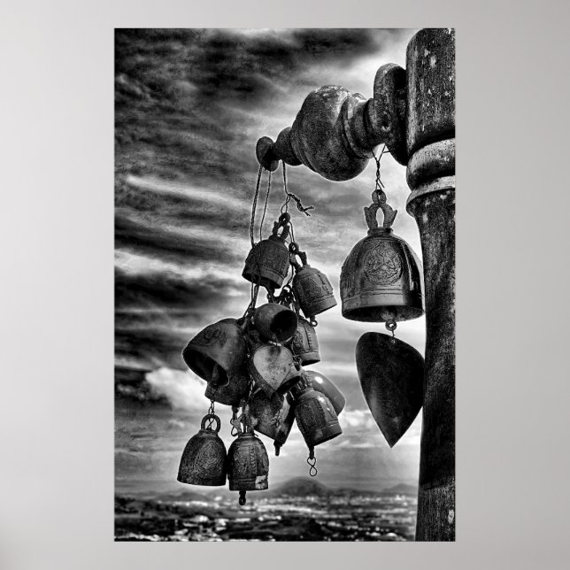 Klockor vid inträde i buddhisttempel i Thailand Poster (Framsidan)