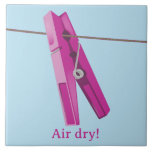 Klothespin tvättande radpeg kakelplatta<br><div class="desc">En vektorillustration av en stor rosa med klumpein på en tvättande linje. Designad för att främja torkning av tvätt på en tvättande linje. Den här peg hänger under den tvättande linjen.</div>