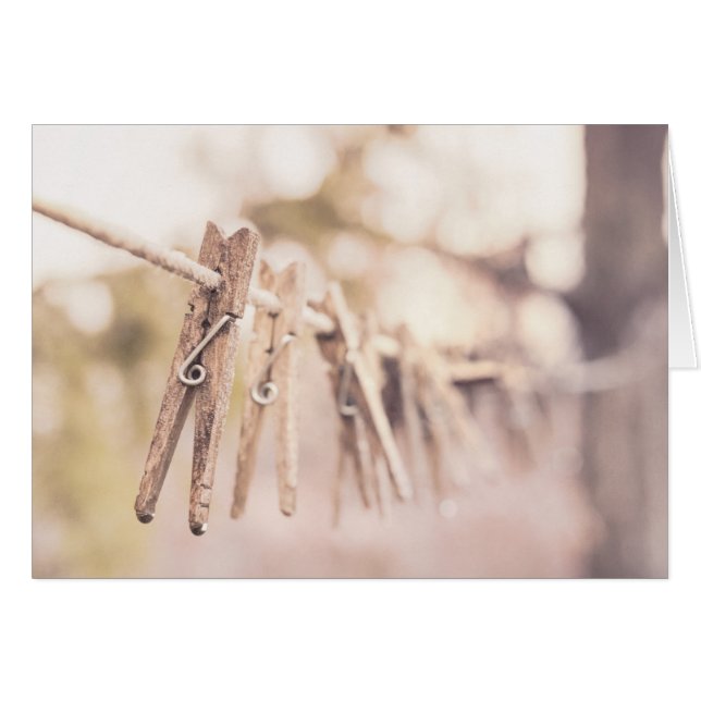 Klothespins på en rad hälsningskort (Framsidan Horizontal)