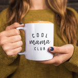 Klubb för Mamma av coola | Den moderna Snyggten Ma Kaffemugg<br><div class="desc">Enkel,  snyggt "coola mamma klubb"-anpassningsbar citatteckendesign i modern minimalistisk typografi med ett trendig handskrivet skriptteckensnitt. Perfekten till din coola mamma på hennes födelsedag eller Mors dag! Sloganen kan lätt vara personlig med din egen design,  du kan ändra slagordet till "coola mammor klubb" eller "roligt mamma klubb" osv.,  helt mångsidig!</div>
