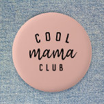 Klubb för Mamma av coola | Modern Peachy Rosa Mors Knapp<br><div class="desc">Enkel, snyggt "coola mamma klubb" citatteckendesign i modern minimalistisk typografi med ett trendig handskrivet skriptteckensnitt på en peachy rosa pastel-bakgrund. Perfekten till din coola mamma på hennes födelsedag eller Mors dag! Sloganen kan lätt vara personlig med din egen design, till exempel kan du ändra slagordet till "coola mammor klubb" eller...</div>
