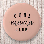 Klubb för Mamma av coola | Modern Peachy Rosa Mors Knapp<br><div class="desc">Enkel, snyggt "coola mamma klubb" citatteckendesign i modern minimalistisk typografi med ett trendig handskrivet skriptteckensnitt på en peachy rosa pastel-bakgrund. Perfekten till din coola mamma på hennes födelsedag eller Mors dag! Sloganen kan lätt vara personlig med din egen design, till exempel kan du ändra slagordet till "coola mammor klubb" eller...</div>