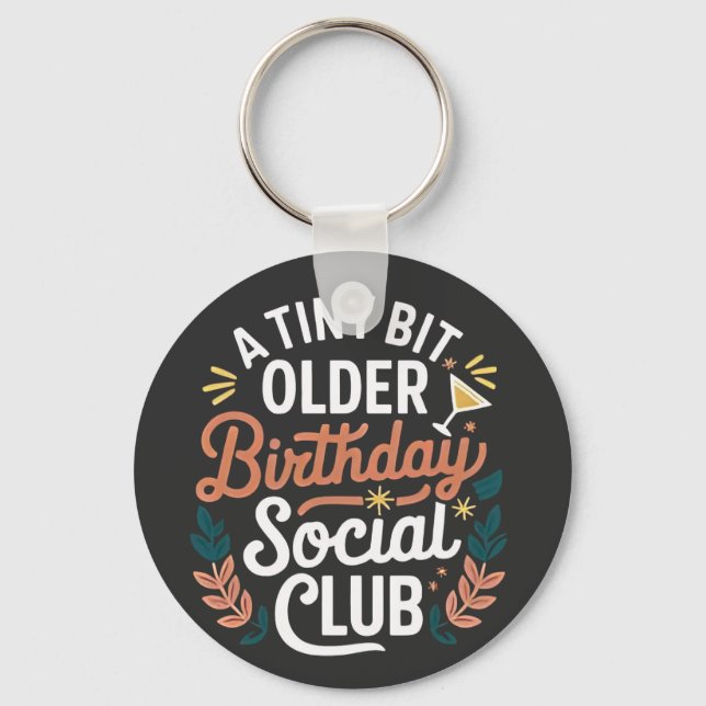 Klubben Tiny Bit Older Birthday Social Nyckelring (Framsida)