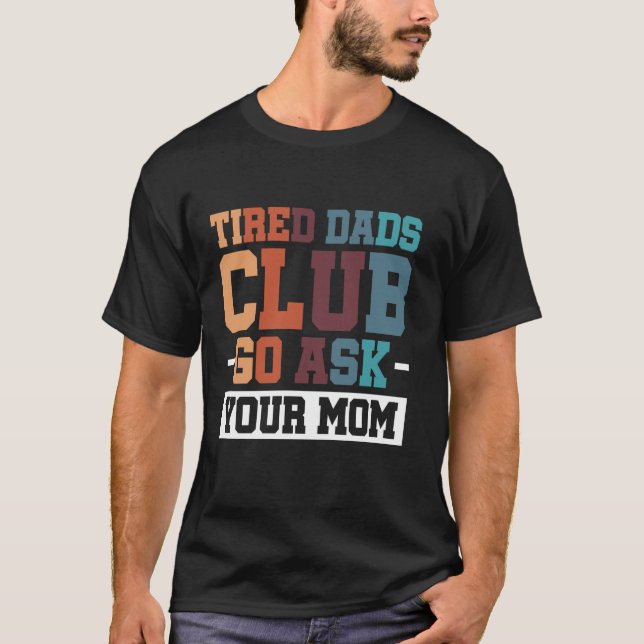 Klubben Trött Pappor går Fråga Mamma T Shirt (Framsida)