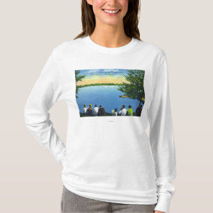 Klubbhuset beskådar av segelbåtRegatta på sjön T Shirt