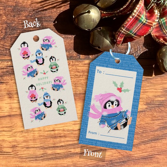 Klumpig pingvin intrasslad i julgransbelysning pre presentetikett (Funny blue Holiday gift tags for kids with a penguin tangled in Christmas lights .)