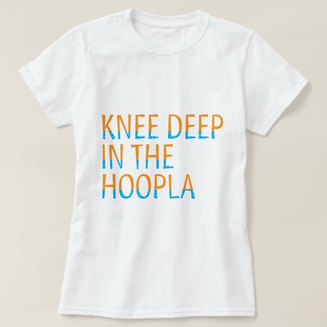 Knä djupt i citationsteckentypografin för Hoopla T-shirt (Design framsida)