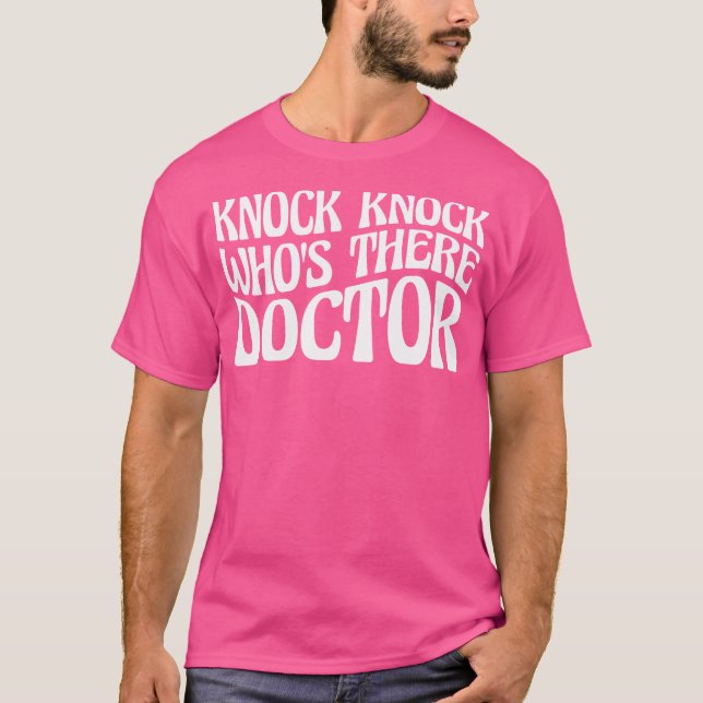 Knacka på vem som är där Doktor - T Shirt (Framsida)
