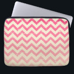 Knäckt rosa Ombre sicksackelektronik hänger lös Laptop Sleeve<br><div class="desc">En elektronik hänger lös att presentera en knäckt rosa ombresicksackdesign.</div>