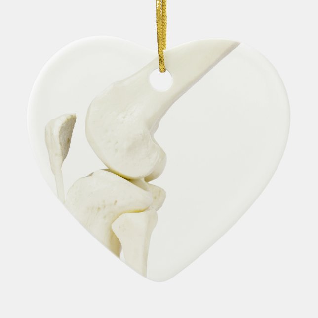 Knäleden modellerar av människa lägger benen på julgransprydnad keramik (Framsidan)